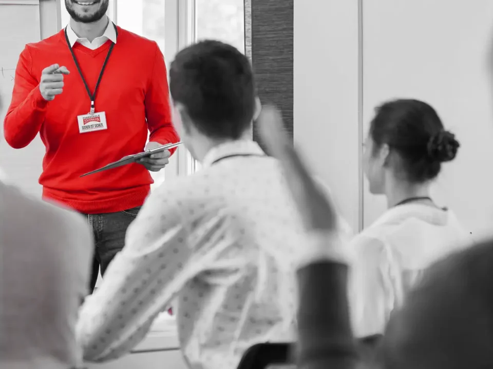 Theorieunterricht bei der Fahrschule Dovermann in Aachen. Dozent mit rotem Pullover