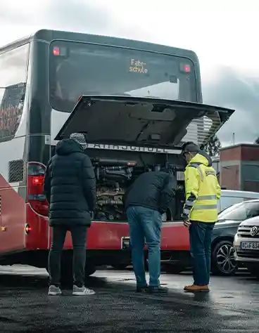 Theorieunterricht am Fahrzeug für den BUS Führerschein in Aachen