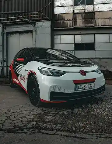 Volkswagen ID3 vor einer urbanen Kulisse in Aachen. Fahrzeug von der Fahrschule Dovermann